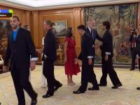 Felipe VI saluda a los jugadores de la Selección española.