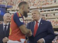 Iglesias le da la mano a Trump