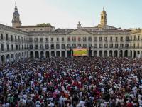 Miles de personas se agolpan en la plaza de España de Vitoria-Gasteiz para ver la final del Mundial entre España y Argentina en una pantalla gigante.