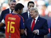 Rodri, capitán de la selección española, da la mano a Donald Trump tras hacerse con la copa del mundo.