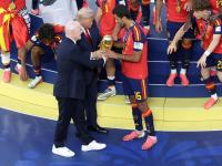 Rodrigo, recogiendo el trofeo.