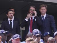 Sergio Ramos en el palco junto a Jesús Navas y Fernando Llorente.