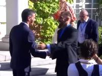 El saludo entre Borja Iglesias y Pedro Sánchez.