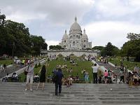 Turistas ante la Basílica del Sagrado Corazón, en lo alto del barrio de Montmartre, en París, Francia.