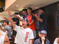 Un grupo de jóvenes chinos celebra la victoria de España en el Mundial en un bar de Hong Kong (China).