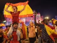 Aficionados se echan a las calles alrededor de Cibeles para celebrar la victoria de España en el Mundial