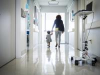 Un niño en un hospital