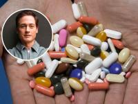 Bryan Johnson y unas manos con varias pastillas