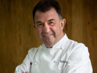El chef español Martín Berasategui posa para una sesión de fotos en la Torre Emperador