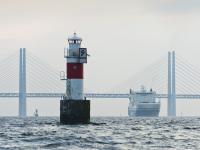 Un ferry cruza de orilla entre Suecia y Dinamarca.
