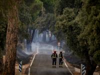 Dos bomberos luchando contra el fuego en Madrid.