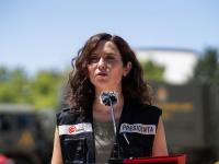 La presidenta de la Comunidad de Madrid, en una visita a las zonas afectadas por los incendios.