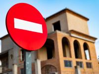 Una señal de prohibido el paso en un pueblo