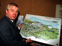 El empresario neerlandés Hennie van der Most junto al proyecto del parque de atracciones Wunderland Kalkar Freizeitpark
