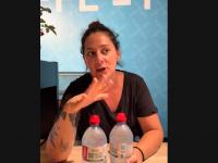 La monologuista Omayra Cazorla en el aeropuerto de Tenerife.