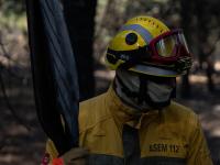 Un bombero, trabajando en el incendio de Madrid.