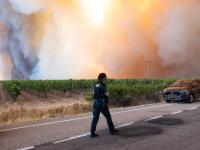 Una guardia civil camina a finales de julio cerca del incendio forestal de Fermoselle, en Zamora