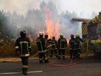 Varios bomberos luchando contra el fuego en Burdeos (Francia).