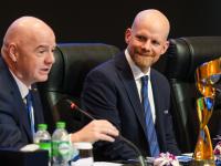 Mattias Grafström (dcha.), junto a Gianni Infantino (izda.)