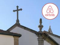Una imagen de archivo de la cruz de una iglesia y otra superpuesta del logo de Airbnb