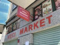 El dueño de un bazar de Orihuela coloca un cartel con sus vacaciones y la gente alucina: "Y todavía ponen disculpen las molestias"