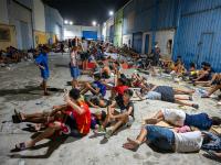 Jóvenes marroquíes, hacinados en el suelo tras la entrada ilegal masiva en Ceuta