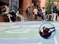 Un grupo de adolescentes en un patio de recreo y dentro de un círculo, un martillo de un juez