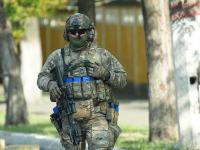 Un militar ucraniano, con todo su uniforme encima