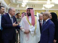 El presidente turco Recep Tayyip Erdogan, el príncipe saudí Mohammed bin Salman y el primer ministro pakistaní Shehbaz Sharif, el 7 de agosto de 2016, en la firma de su pacto militar, en La Meca.