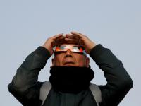 Un hombre mira el eclipse solar