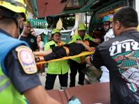 Emergency personnel carry an injured teacher into an ambulance, at Debsirin Nonthaburi School, the site of a shooting incident, in Bang Kruai district in Nonthaburi province on the outskirts of Bangkok, Thailand, August 7, 2026. REUTERS/ChaliPersonal de emergencia traslada a una maestra herida a una ambulancia en la escuela Debsirin Nonthaburi, tras un tiroteo, el 7 de agosto de 2026.nee Thirasupa