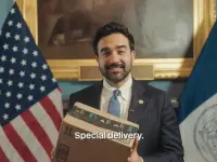 El alcalde de Nueva York (EEUU), Zohran Mamdani, con una caja de Amazon, en el vídeo en el que se adhiere a la Ley de Protección de Entregas, el 10 de agosto de 2026.