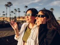 Amigas durante un eclipse