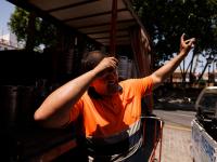 Un trabajador, agobiado por el calor de Sevilla este verano