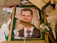 Un cartel del dictador Bashar el Assad destruido en el Ayuntamiento de Salma (Siria), durante la guerra, en octubre de 2012.