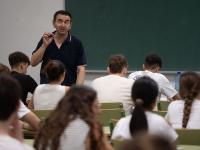 Un profesor, dando clase en un aula de Valencia