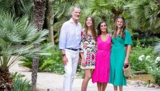 El rey Felipe, la infanta Sofía, la reina Letizia y la princesa Leonor posan en los Jardines de Alfabia de Mallorca para inaugurar sus vacaciones en la isla balear.