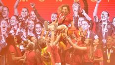 Olga Carmona, manteada por las jugadoras de la Selección Española en la fiesta de Madrid Río.
