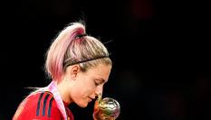 Alexia Putellas, con la Copa del Mundo de Fútbol femenino, tras la final en Sídney (Australia).