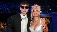 Peso Pluma saluda a Karol G en los Billboard Latin Awards 2023