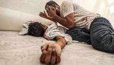 Un padre palestino llora sobre el cadáver su hijo fallecido en los bombardeos de Israel en represalia por el ataque de Hamás, en el hospital Al-Shifa.