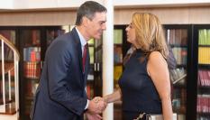 El presidente en funciones, Pedro Sánchez, durante el encuentro con la portavoz parlamentaria de Coalición Canaria, Cristina Valido.