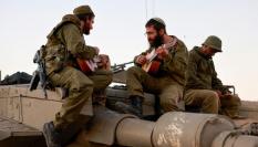 Soldados israelíes tocan sus instrumentos en un momento de descanso en el frente en Gaza