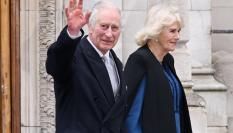 Carlos III, saludando tras recibir el alta hospitalaria este lunes.