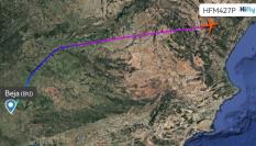 La ruta casi en línea recta que ha seguido el vuelo con ayuda humanitaria.