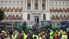 Varias decenas de agricultores se manifiestan con tractores ante el Ministerio de Agricultura, Pesca y Alimentación, para pedir a su titular, Luis Planas, que acuerde con las organizaciones agrarias soluciones ante la crisis del campo.