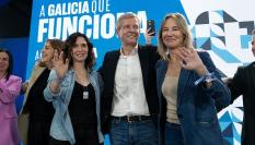 La presidenta madrileña, Isabel Díaz Ayuso, acompañando al candidato del PPdeG al 18-F, Alfonso Rueda, y la líder del PP de Vigo, Marta Fernández-Tapias.