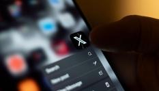Un usuario pulsa la pantalla de su teléfono móvil para abrir la app de la red social 'X'.