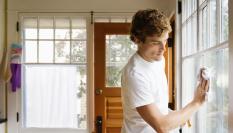 Imagen de archivo de una persona limpiando ventanas.