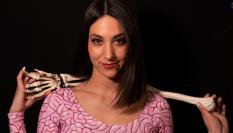 Maya Pixelskaya es la conductora del podcast 'Gente muerta' de Podimo.